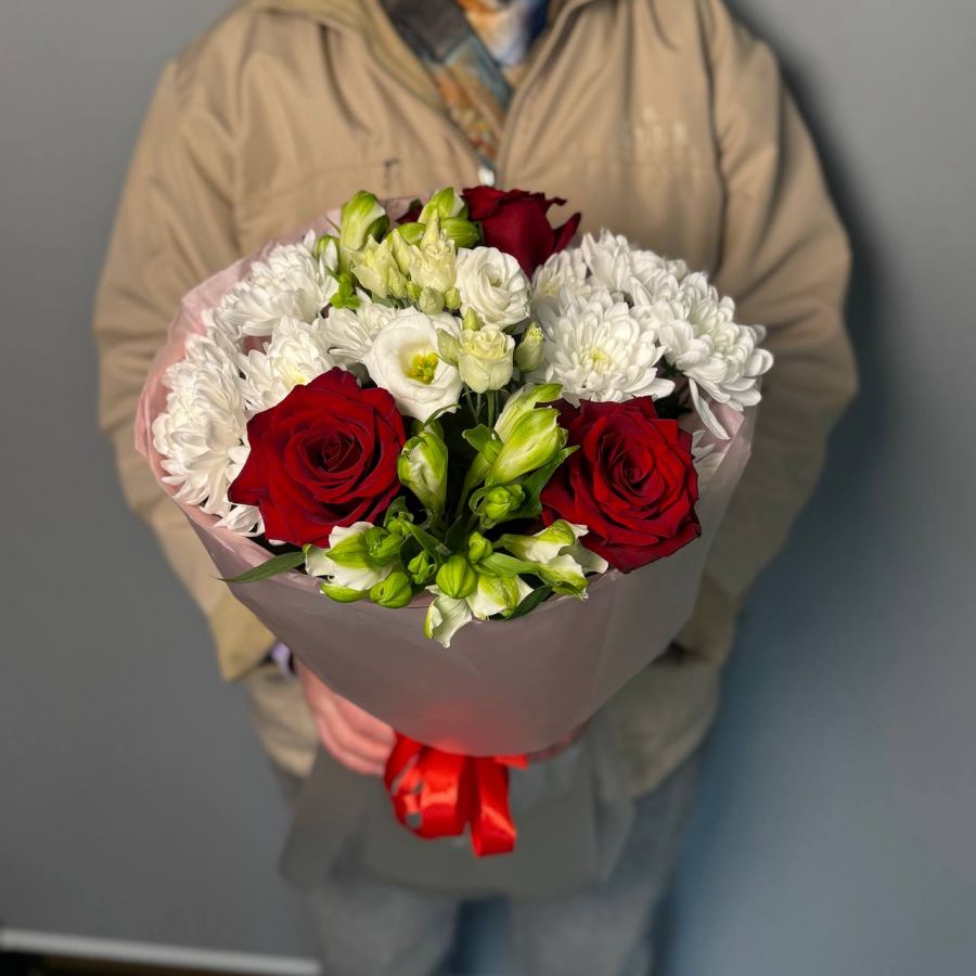 Букет с красными розами и альстромериями