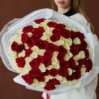 Красные и белые розы 60 см в оформлении (от 11 шт)