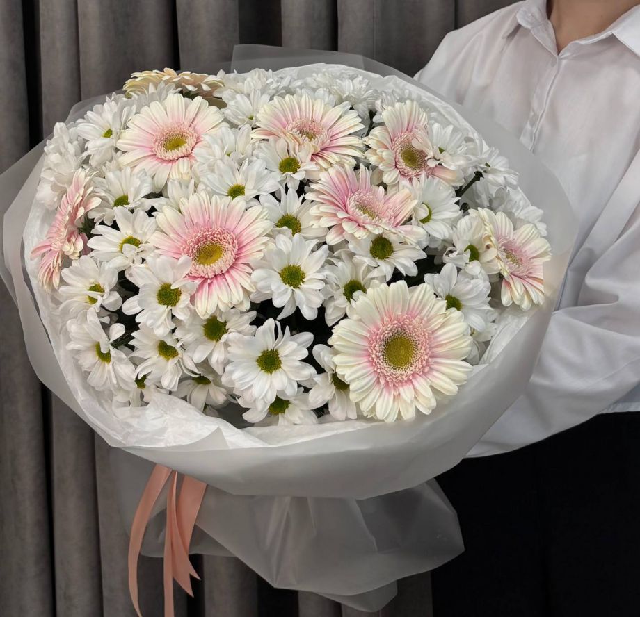 Букет из гербер и хризантемы "Легкое настроение"