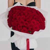 101 роза 50 см. в оформлении