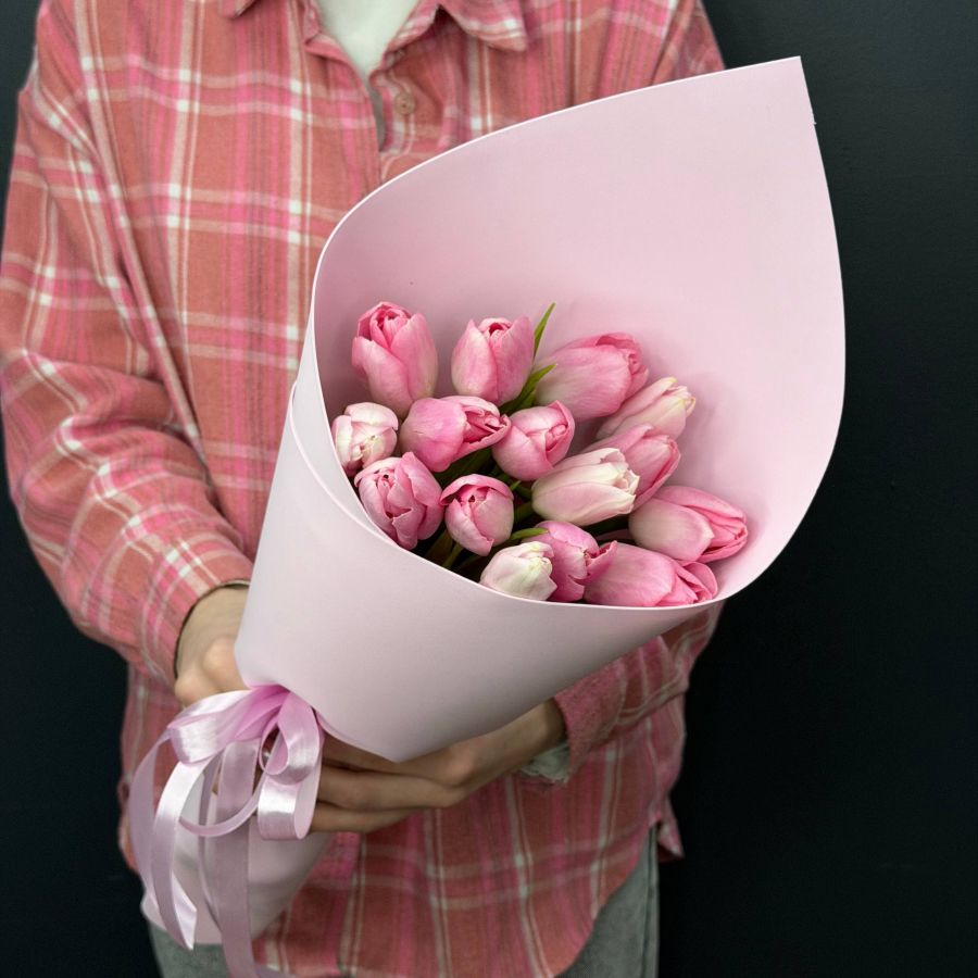 15 розовых тюльпанов в красивой упаковке