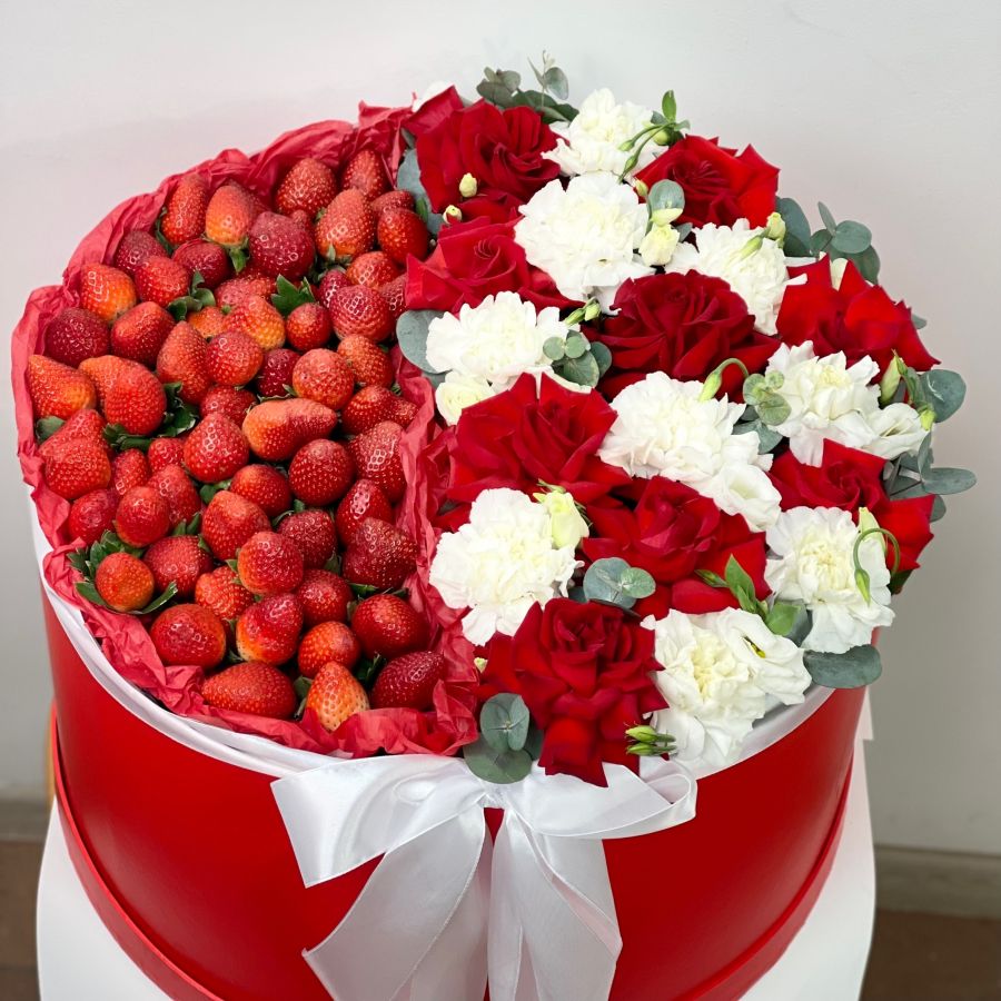 Шляпная коробка с клубникой и цветами