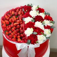 Шляпная коробка с клубникой и цветами