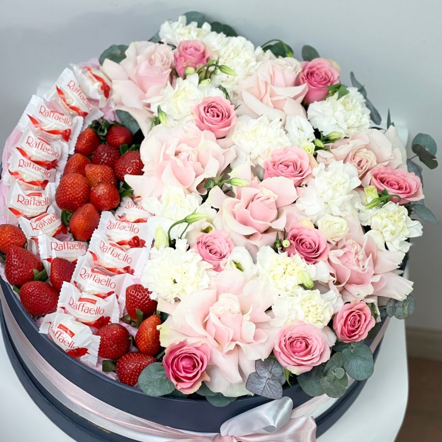 Подарочная коробка с клубникой и цветами