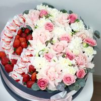 Подарочная коробка с клубникой и цветами