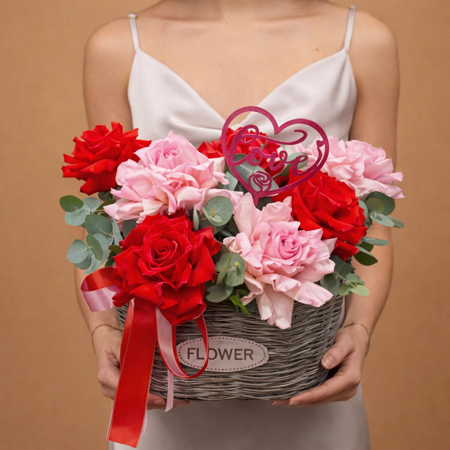 Композиция из разноцветных французских роз