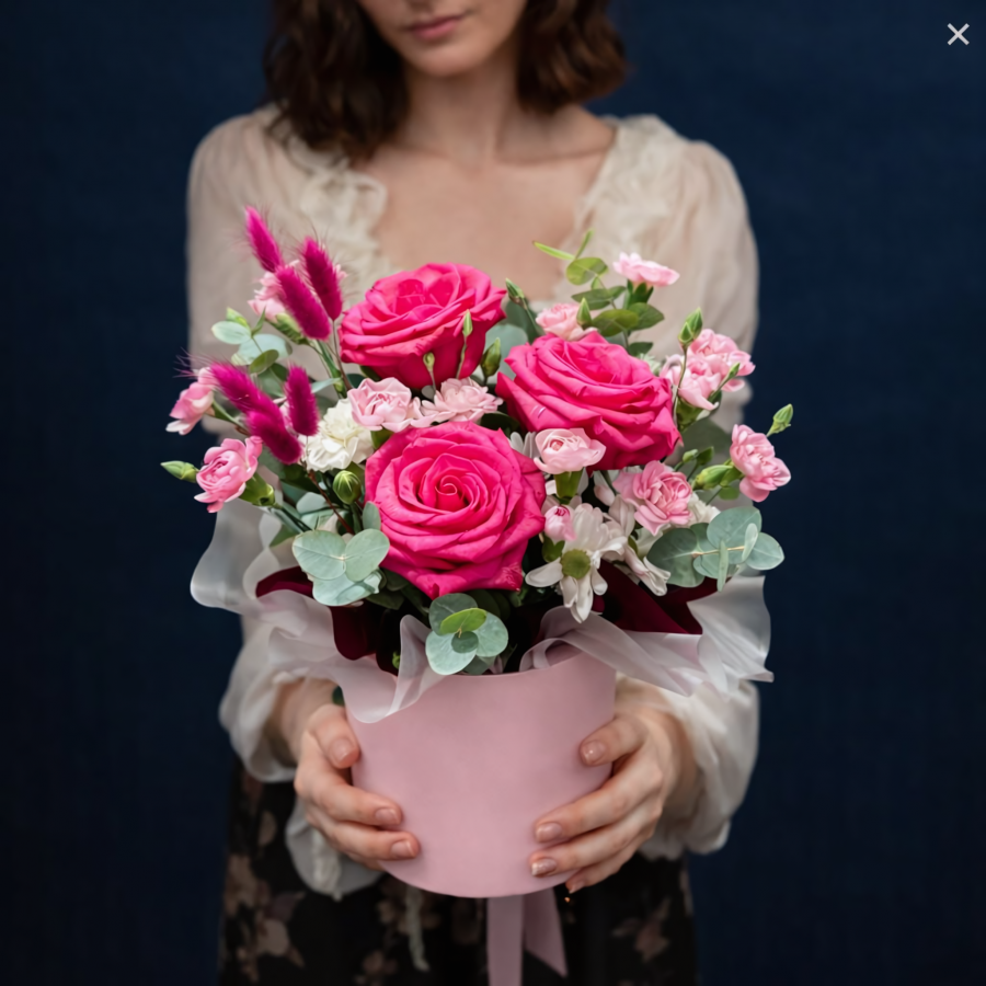 Композиция из роз Фуксия с диантусами