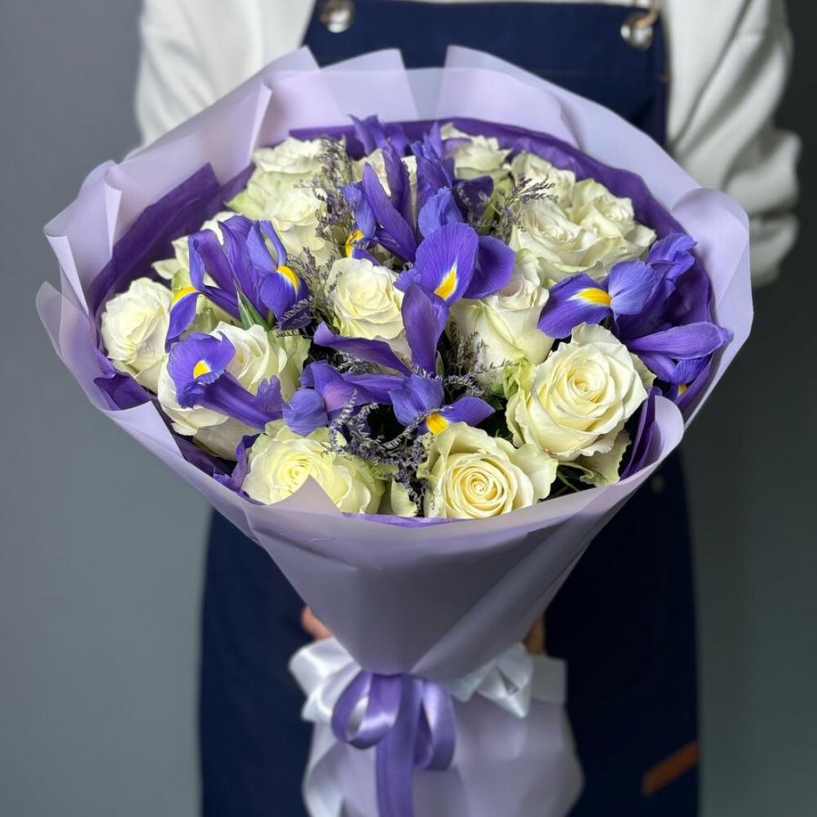 Букет белые розы и ирисы