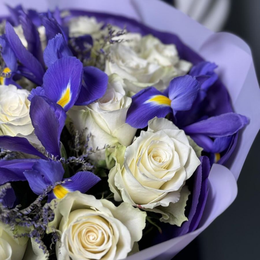 Букет белые розы и ирисы