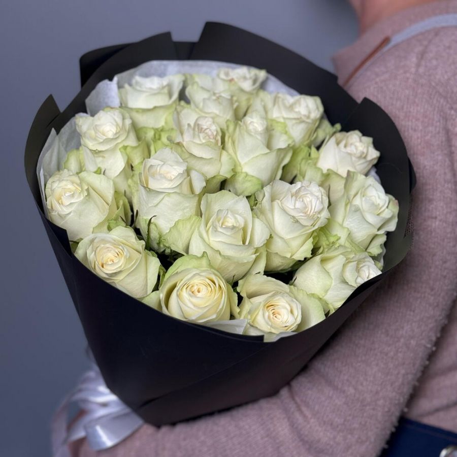 Белые розы в черном
