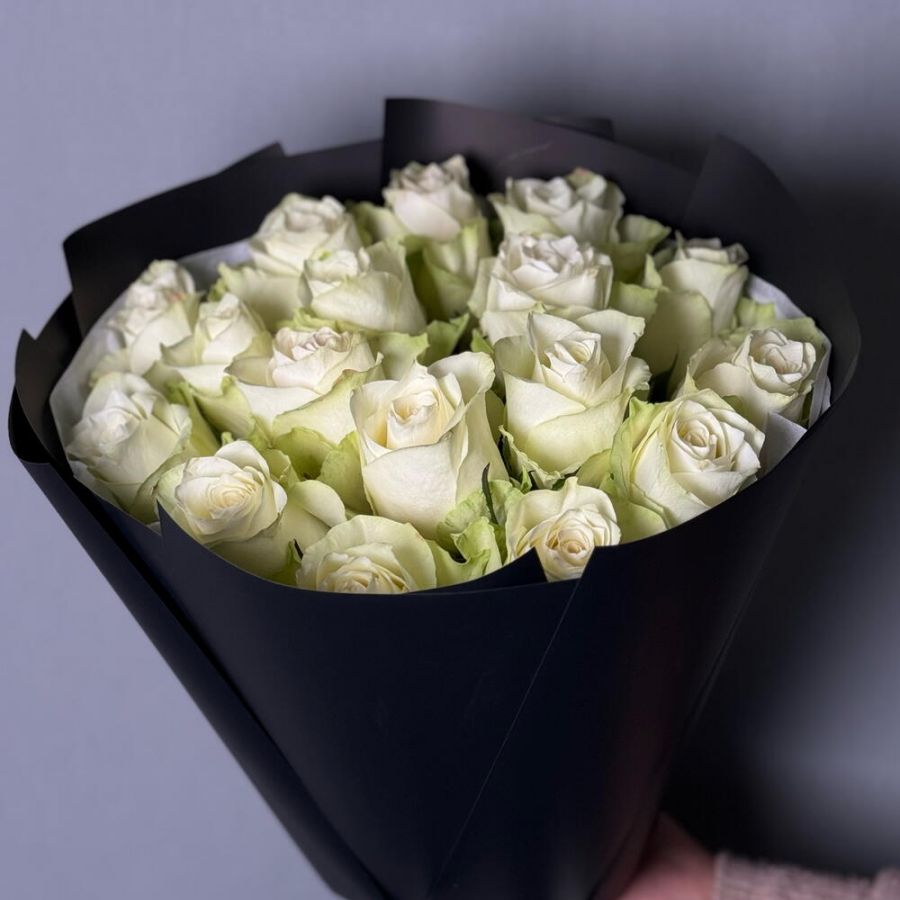 Белые розы в черном