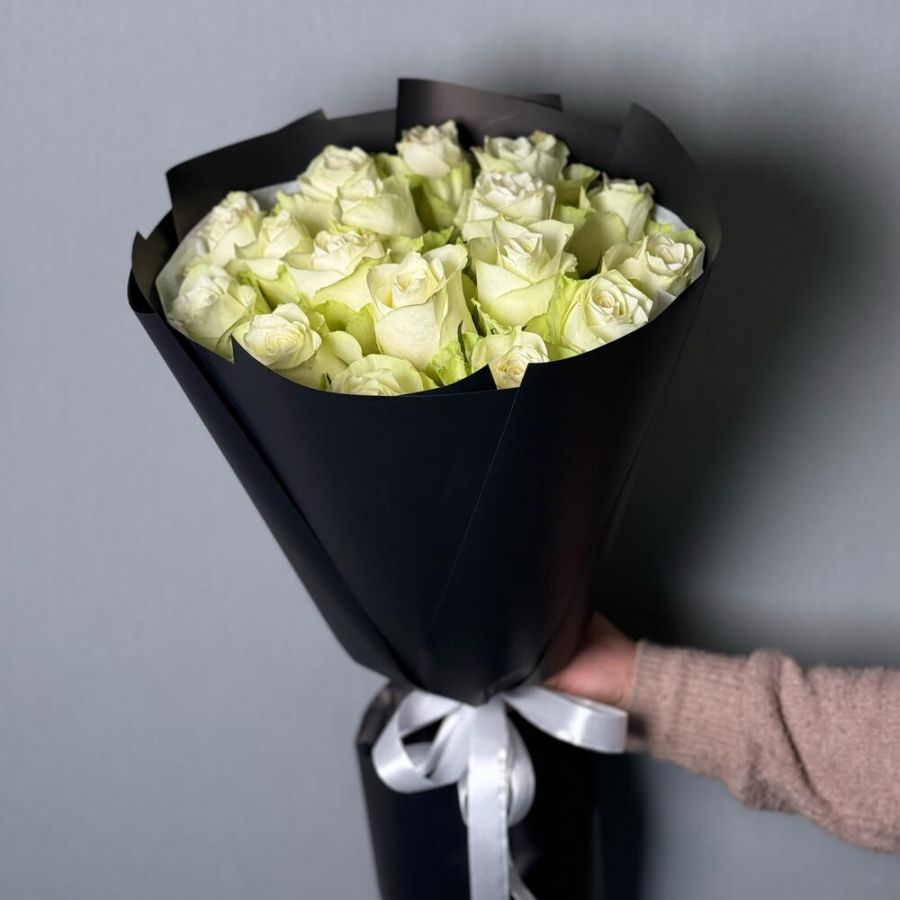 Белые розы в черном