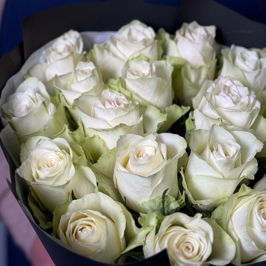 Белые розы в черном