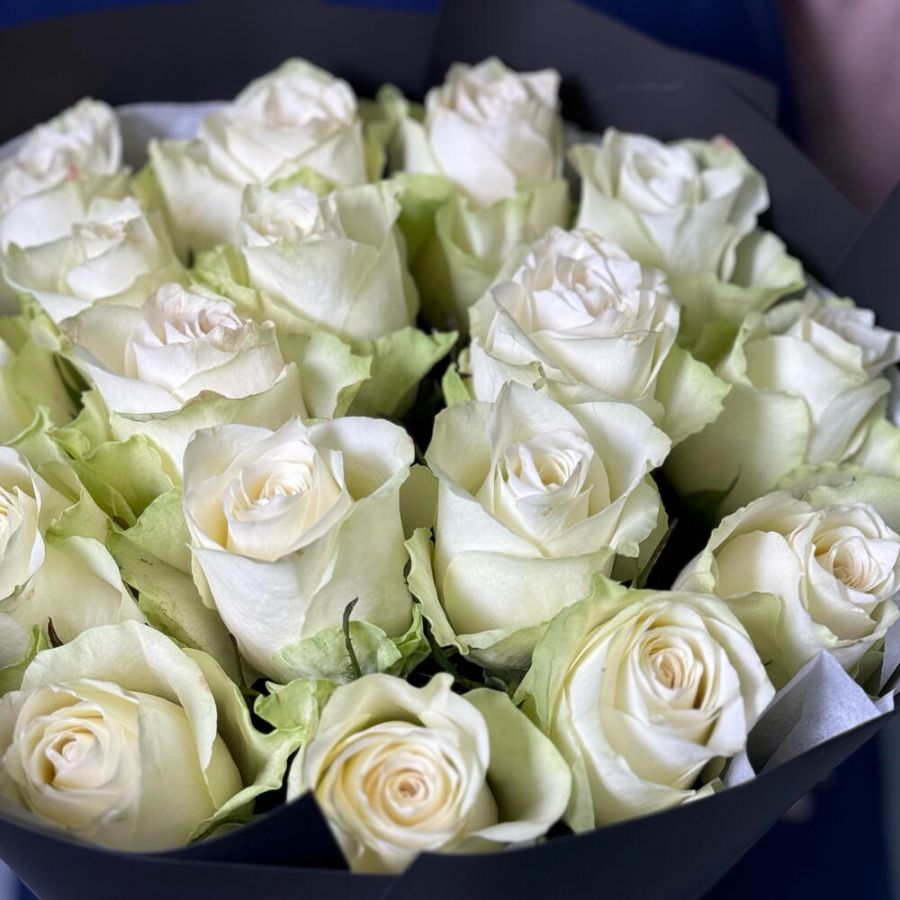 Белые розы в черном