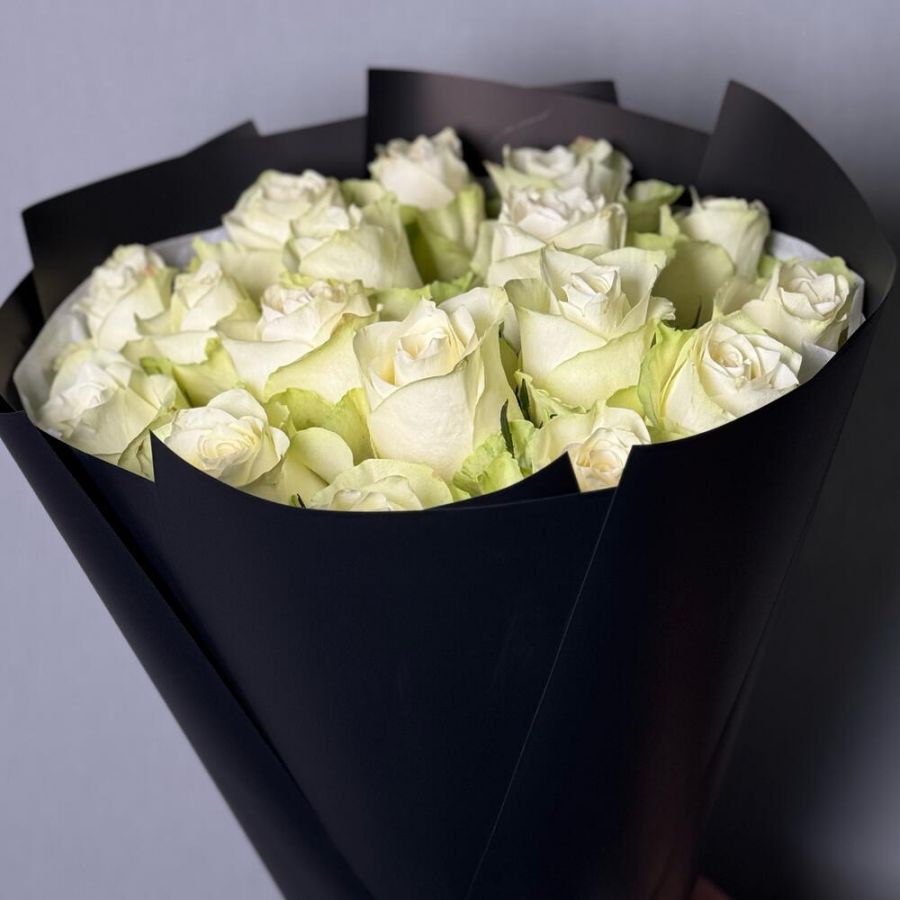 Белые розы в черном