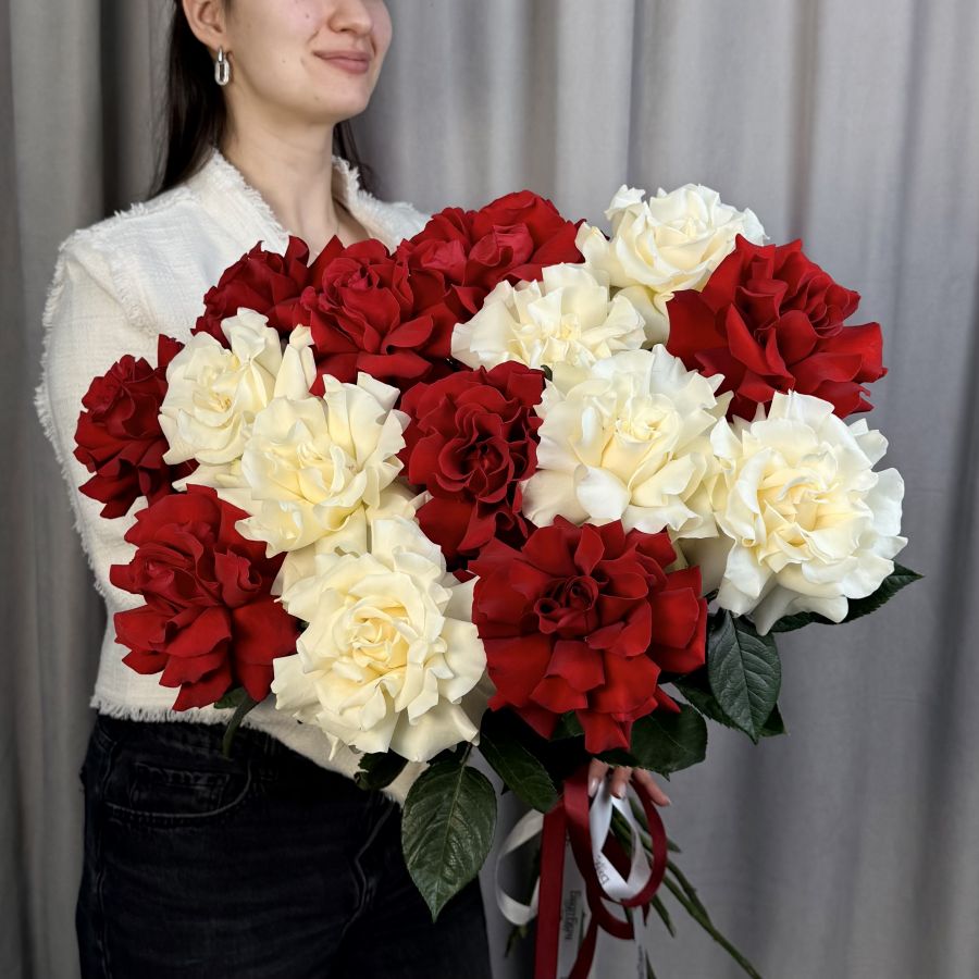 Букет из французских красных и белых роз