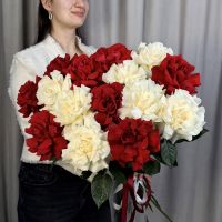 Букет из французских красных и белых роз