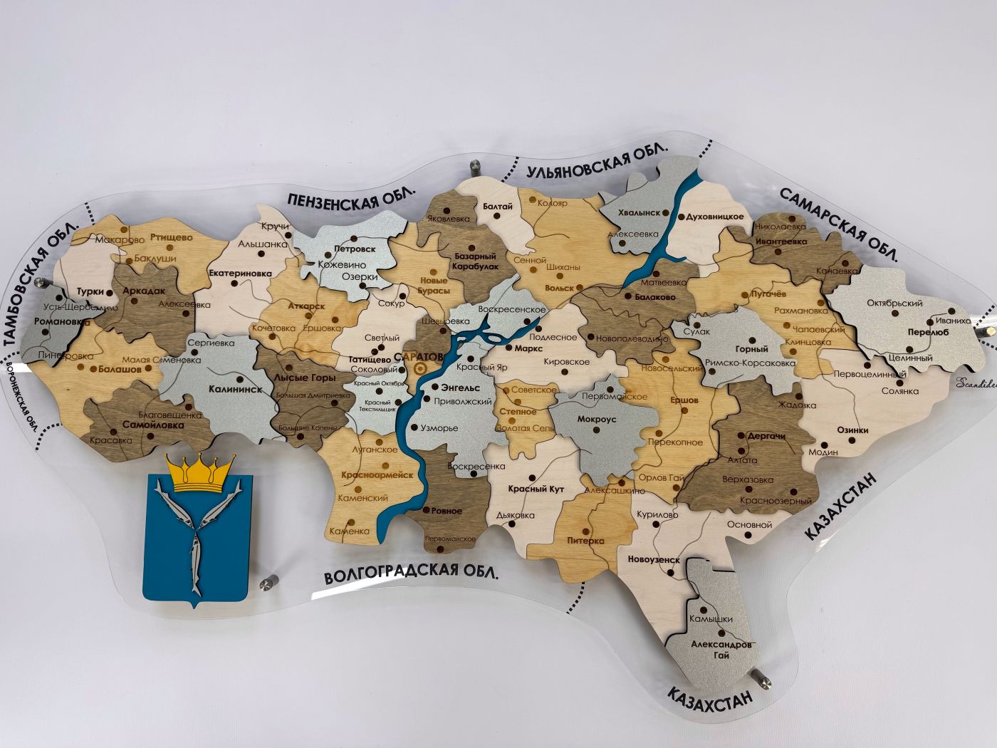 Карта Саратовской области из дерева, многоуровневая, на подложке из орг.стекла
