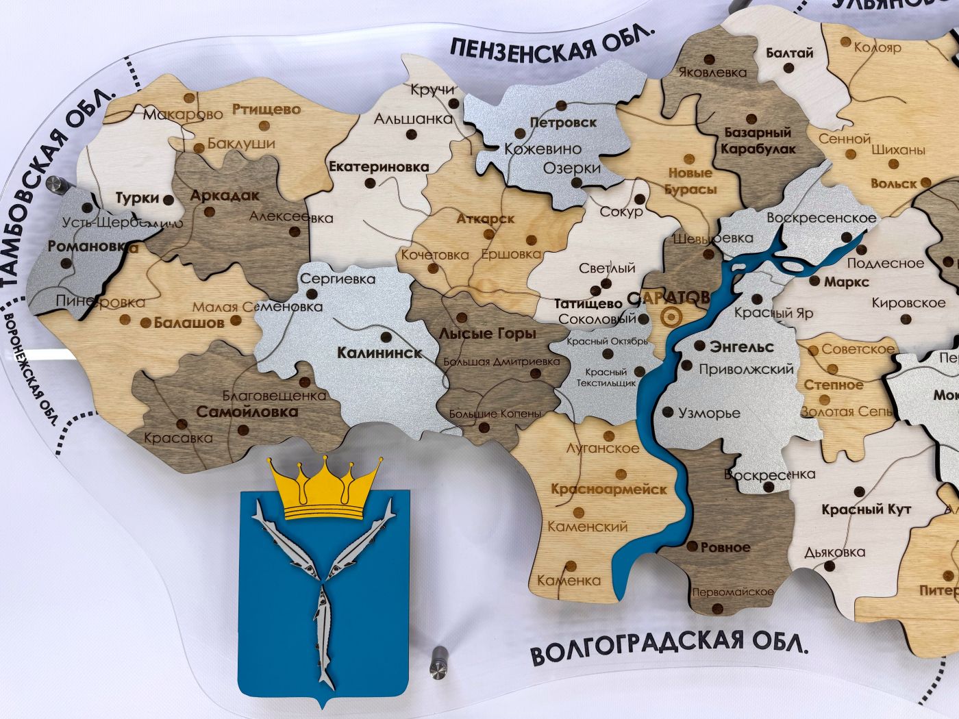 Карта Саратовской области из дерева, многоуровневая, на подложке из орг.стекла