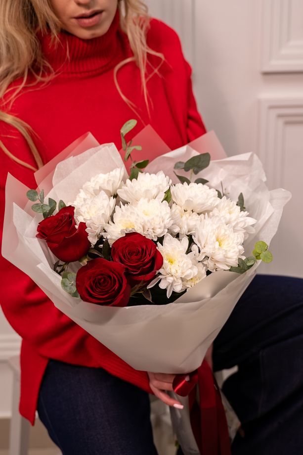 Букет из Хризантем и Роз "Первое признание"