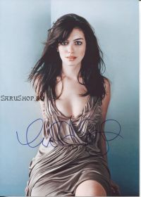 Автограф: Энн Хэтэуэй