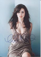 Автограф: Энн Хэтэуэй