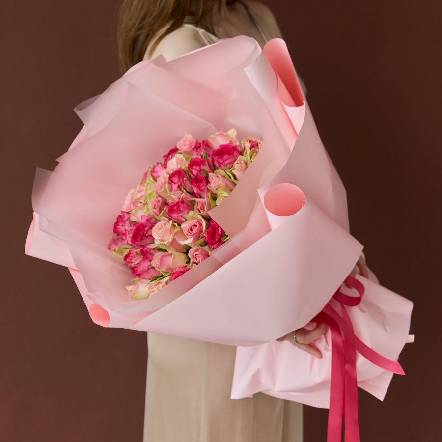 51 нежно-розовая роза 40 см в пышном оформлении