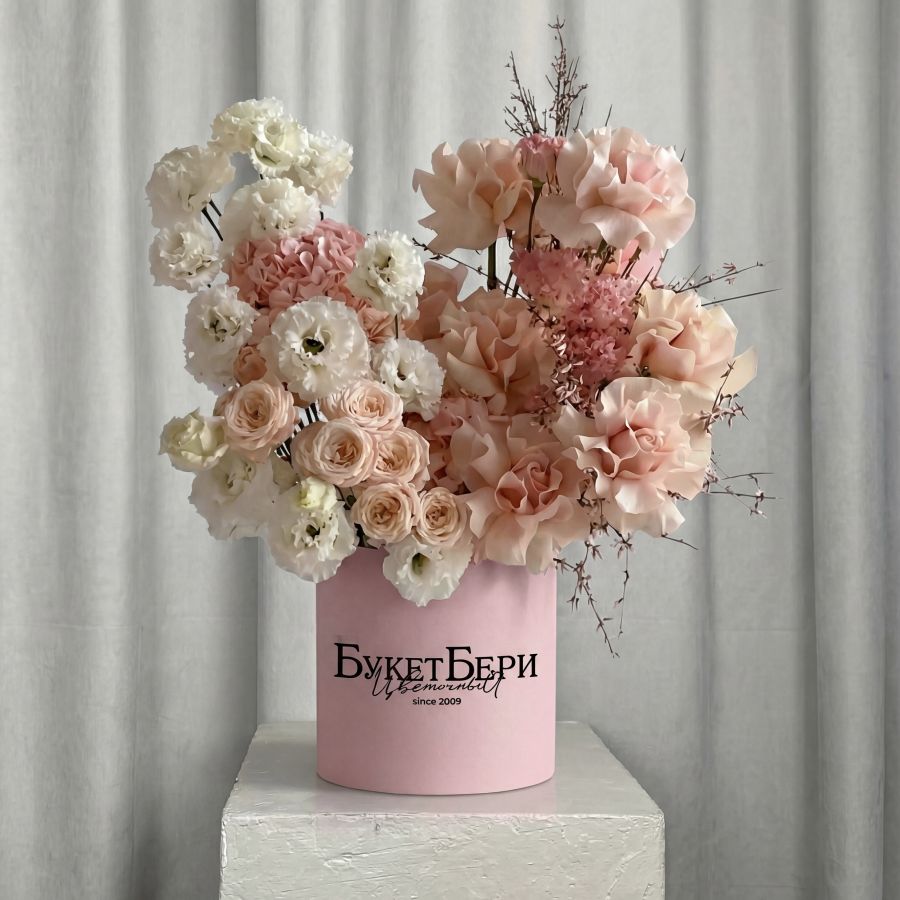 Сборная коробка с розами, эустомой и гортензией