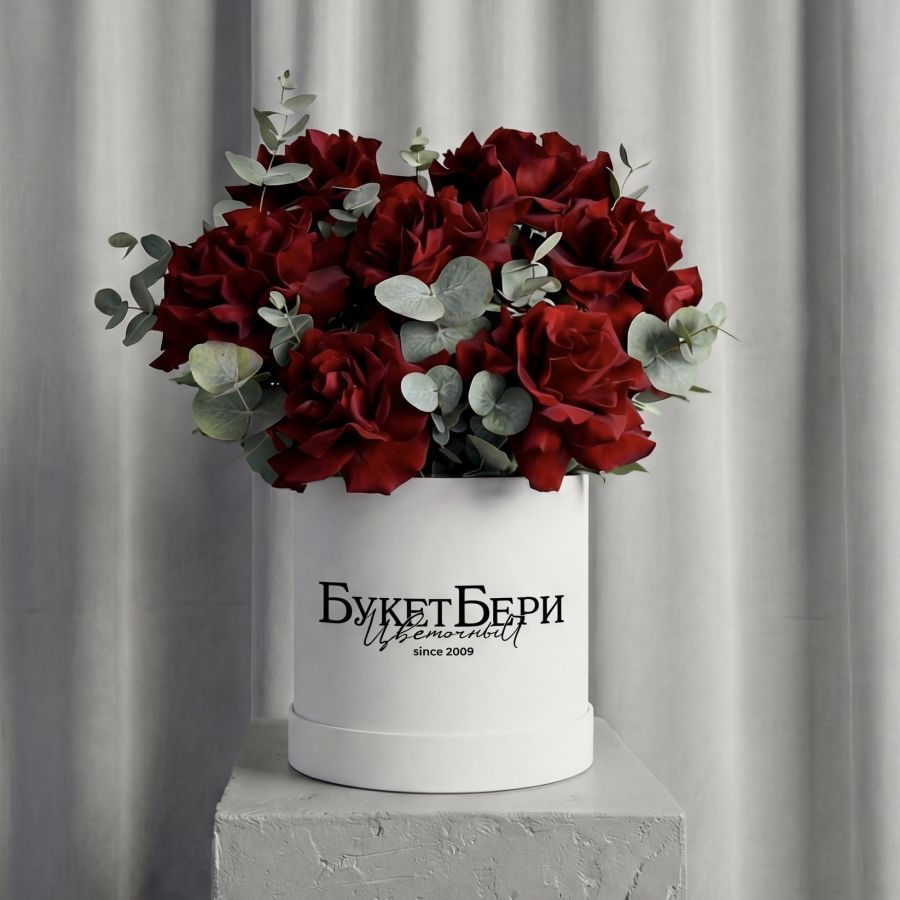 Коробочка с французскими розами и эвкалиптом