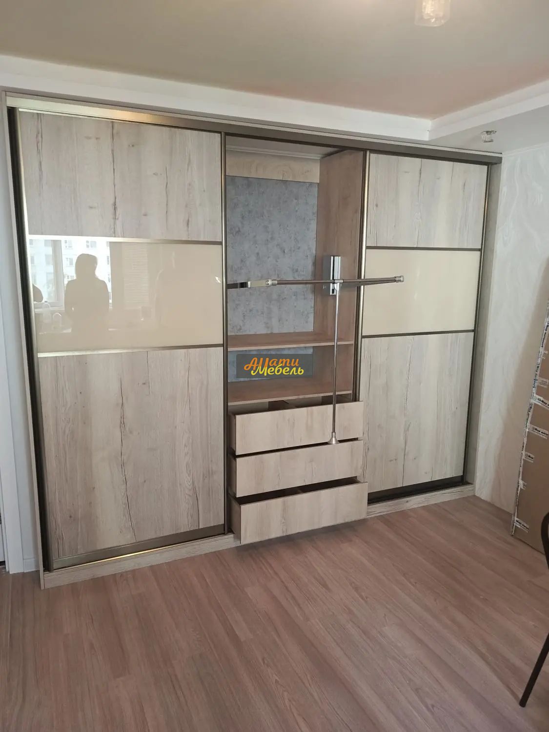 шкаф-купе и подвесная тумба