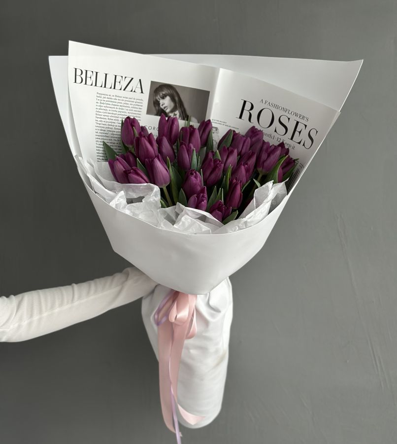25 фиолетовых тюльпанов в стильной упаковке