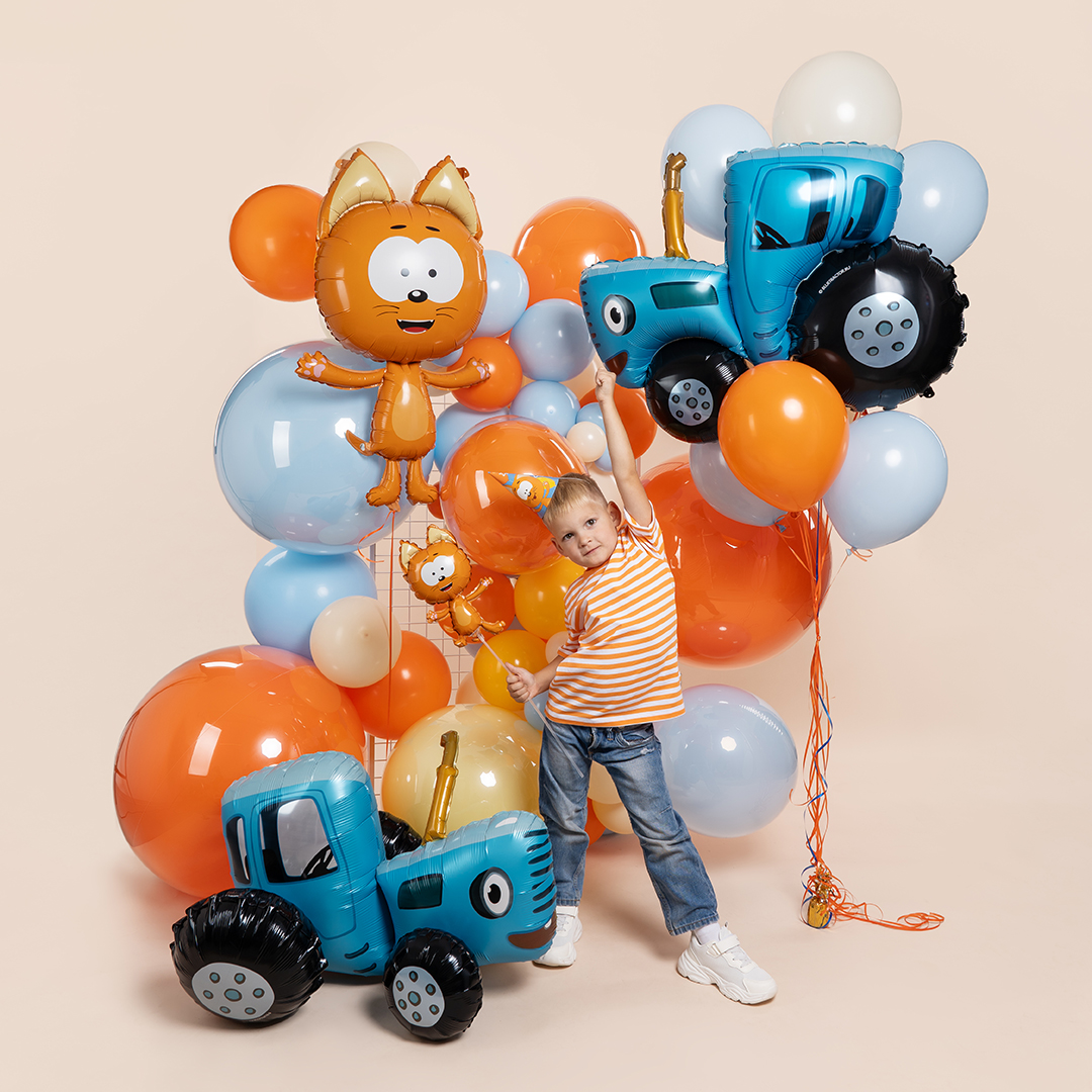 Фотозона с синим трактором из шаров