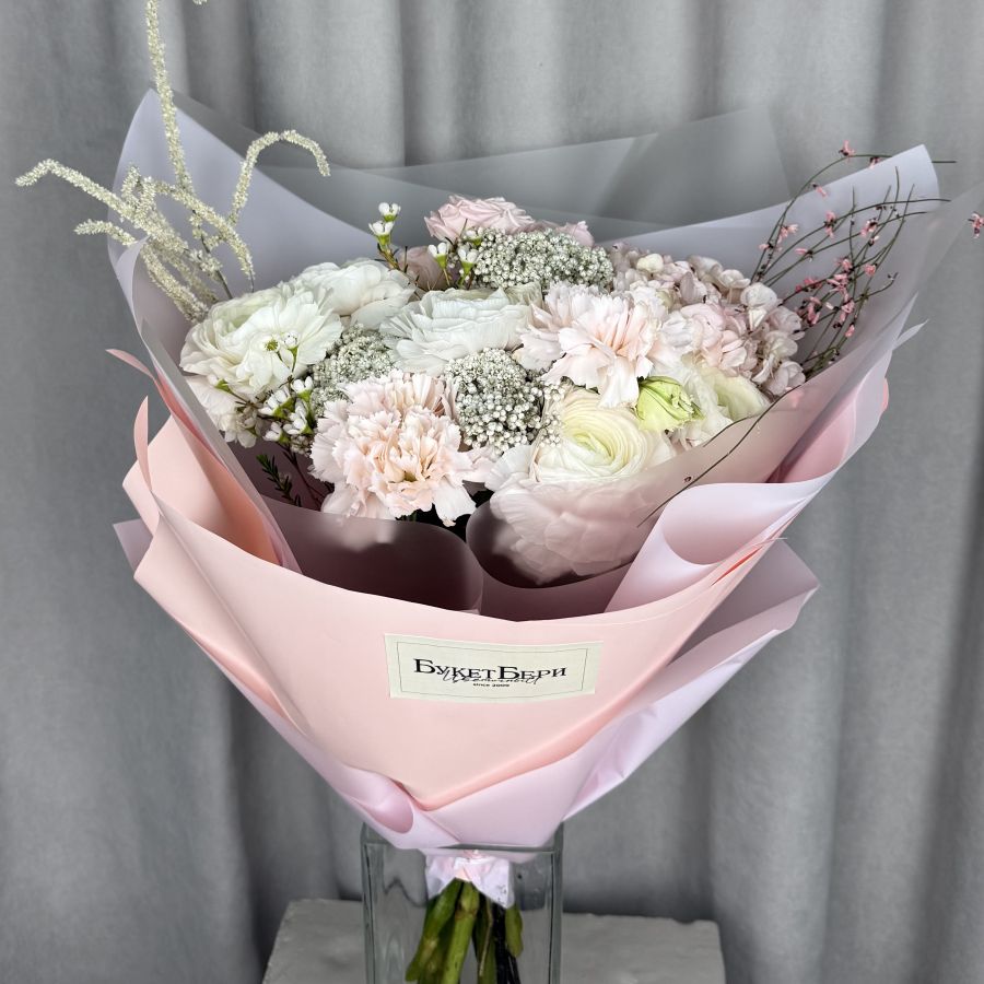 Сборный букет с ранункулюсами