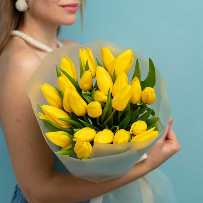 Тюльпан желтый от 15 шт