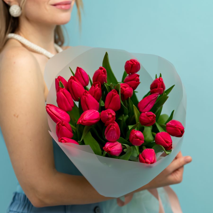 Букет из розовых тюльпанов в упаковке (от 15 шт)