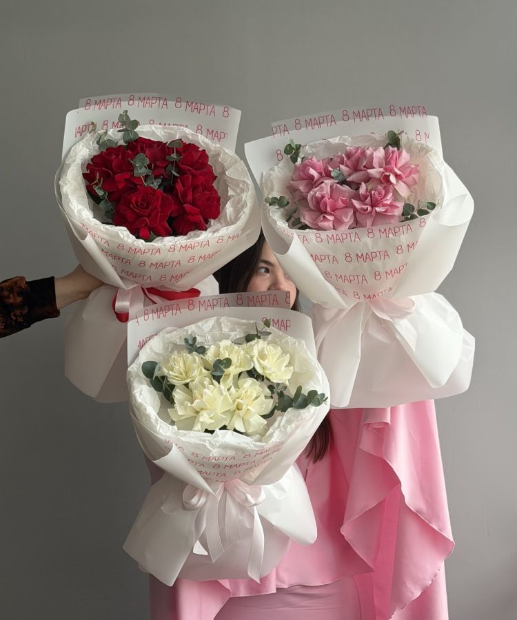 Стильный букет на 8 Марта: 5 французских роз с эвкалиптом