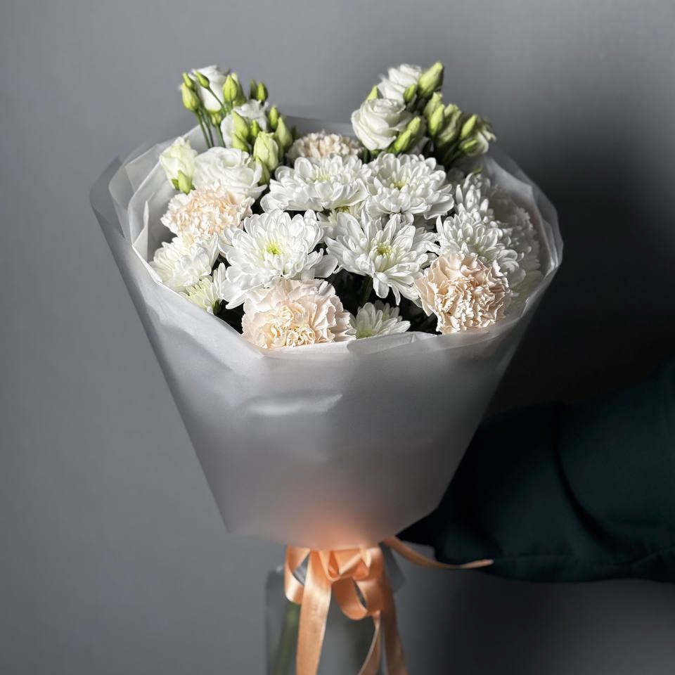 Букет с хризантемами и эустомами