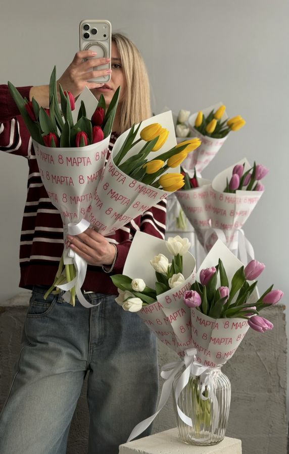 7 тюльпанов в тематической упаковке (для корпоративного заказа)