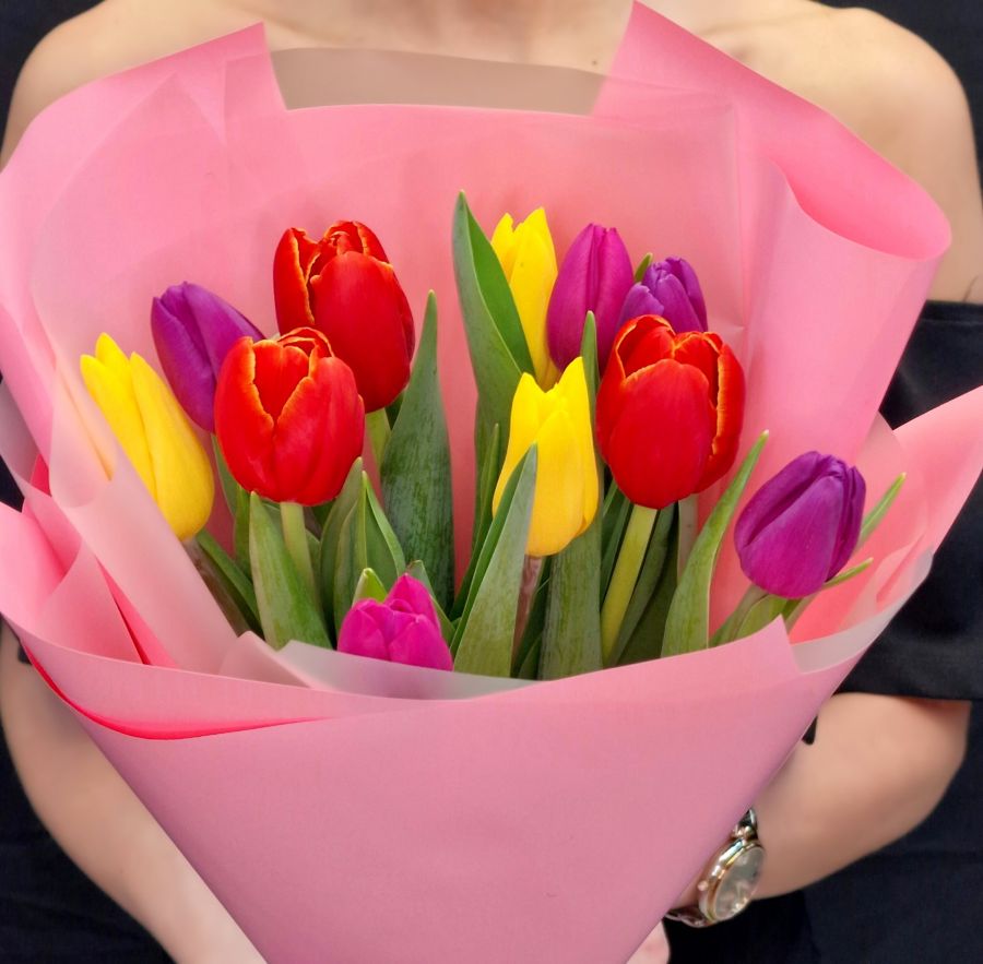 11 тюльпанов в плёнке