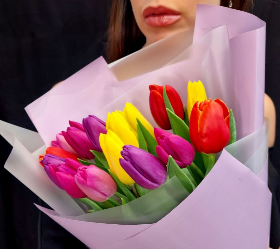 15 тюльпанов в плёнке