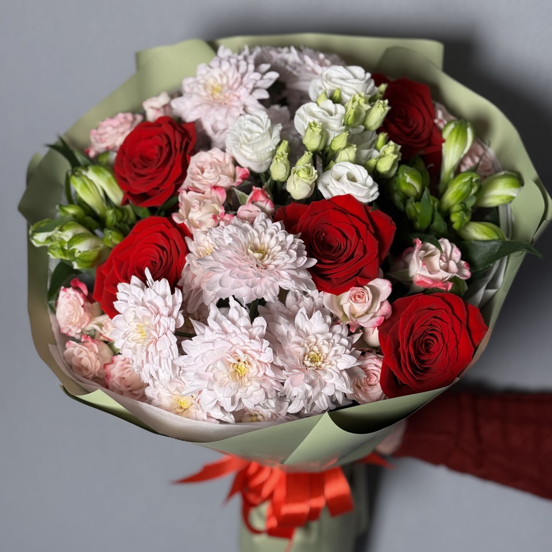 Букет с красными розами микс