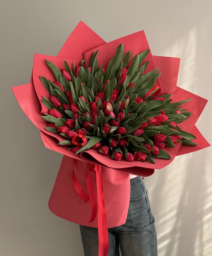 101 красный тюльпан в фоамиране