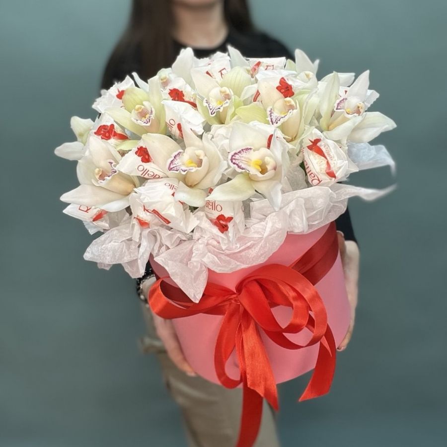 Композиция с цимбидиумом и раффаэлло