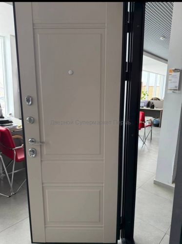 ЛЮКС 3 НЕРО СТРОНГ СЛИВКИ трехконтурная входная дверь