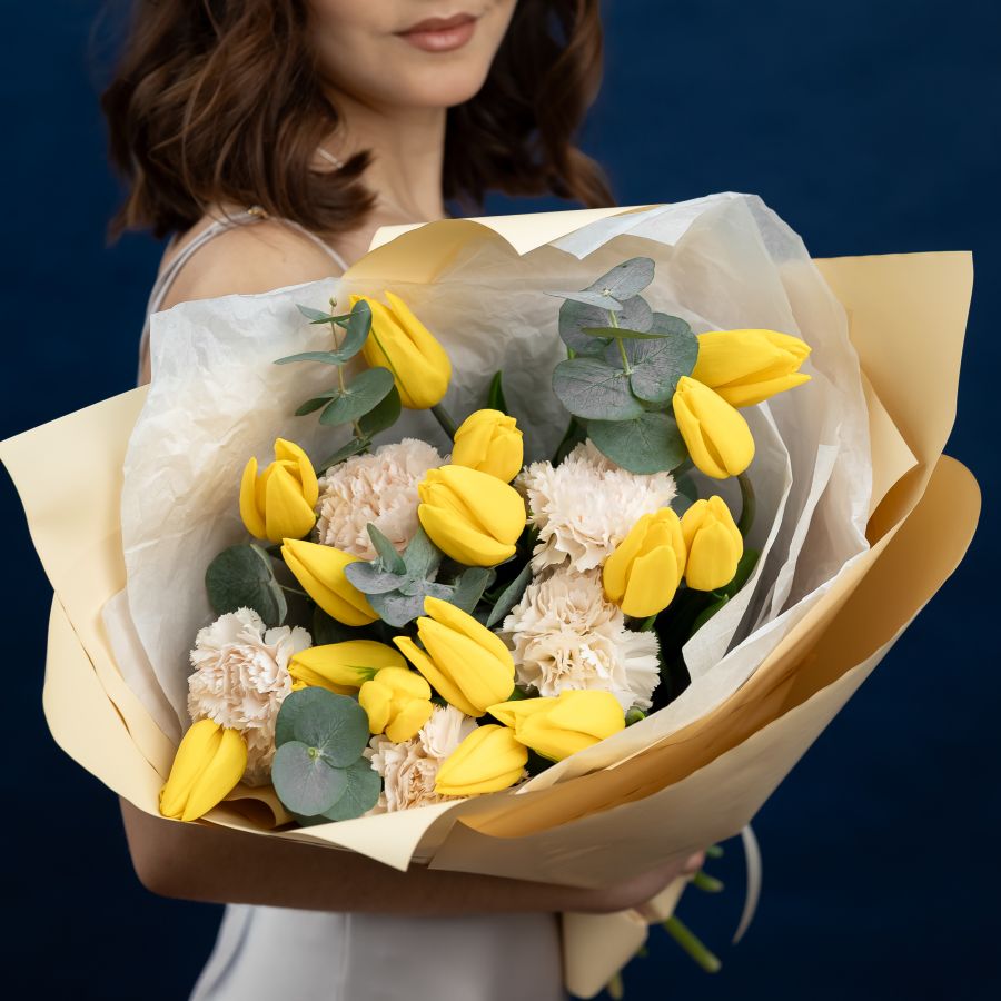 Желтые тюльпаны с диантусами и эвкалиптом