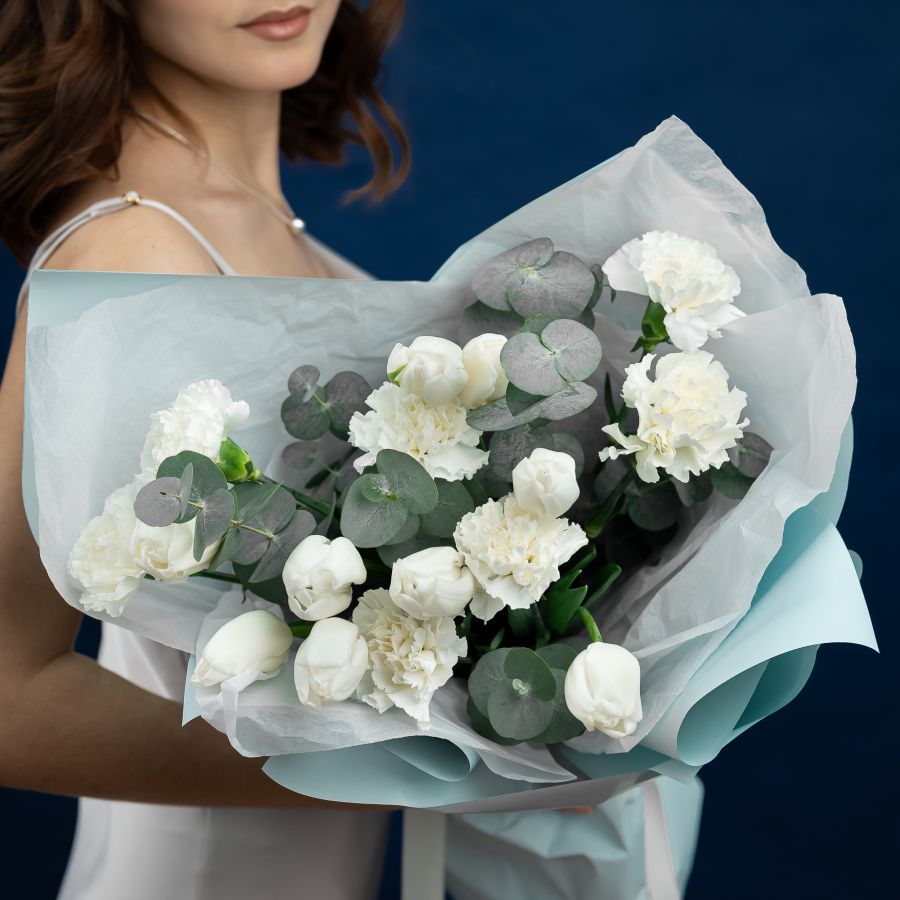 Белые тюльпаны с диантусами и эвкалиптом