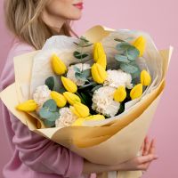 Желтые тюльпаны с диантусами и эвкалиптом