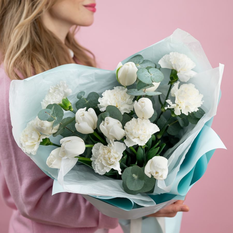 Белые тюльпаны с диантусами и эвкалиптом