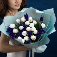 Белые тюльпаны с ирисами