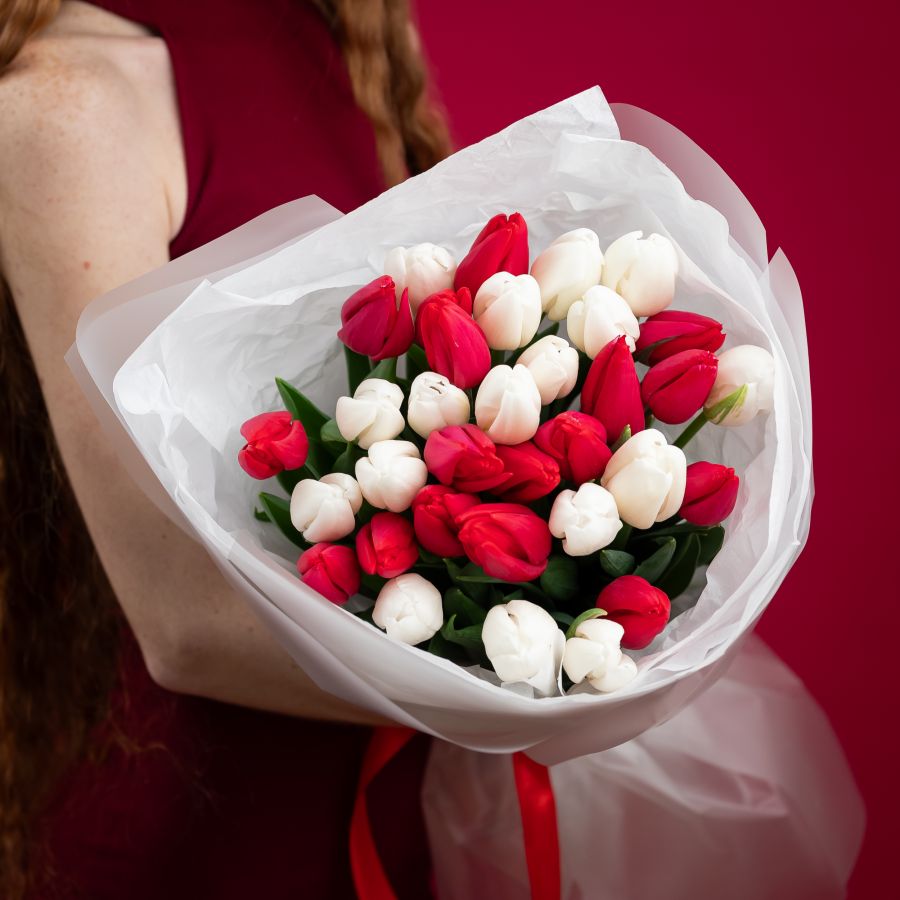 35 красно-белых тюльпанов